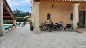 eine Gruppe von Fahrrädern, die an der Seite eines Gebäudes geparkt sind in der Unterkunft L'ecrin du Ventoux in Crillon-le-Brave