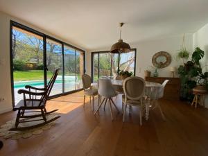 una sala da pranzo con tavolo e sedie di Villa avec piscine 3 chambres a Foix