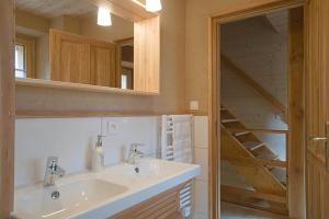 Villard-Reculas的住宿－Chalet le Villarais1 sauna billard，一间带白色水槽和楼梯的浴室