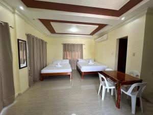 Giường trong phòng chung tại Pearl Resort Panglao,Dauis Bikini Beach