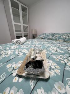 ein Tablett mit Essen auf dem Bett in der Unterkunft Luxury 2 Bed Apartment in Royal Sutton Coldfield in Sutton Coldfield
