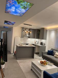 ein Wohnzimmer mit einer Küche und einem Wohnzimmer in der Unterkunft Luxury 2 Bed Apartment in Royal Sutton Coldfield in Sutton Coldfield