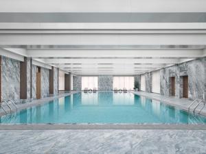 烏魯木齊的住宿－乌鲁木齐康莱德酒店，大楼内一个蓝色的大型游泳池