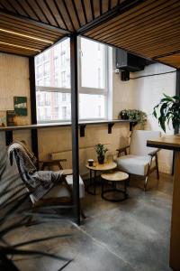 Posezení v ubytování Capsule Hotel Constellation 91