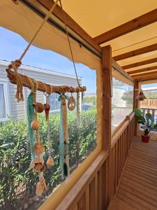 a screened porch with a view of the ocean at Mobil home 3 chambres avec vue sur l'étang - 4* in Canet-en-Roussillon