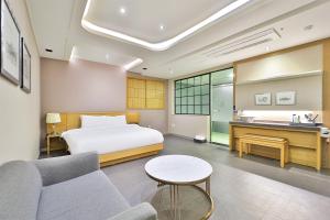 Postel nebo postele na pokoji v ubytování Seomyeon IB Hotel