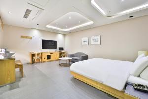 TV a/nebo společenská místnost v ubytování Seomyeon IB Hotel