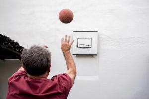 a man throwing a basketball into a box at Casa Jienense 