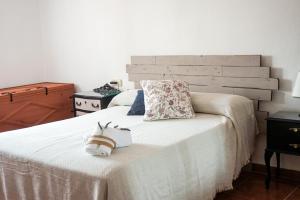 a bedroom with a large bed with a white bedspread at Casa Jienense in Torralba