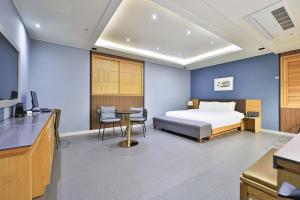 Postel nebo postele na pokoji v ubytování Seomyeon IB Hotel