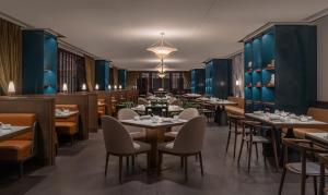 uma sala de jantar com mesas e cadeiras em Conrad Urumqi em Ürümqi