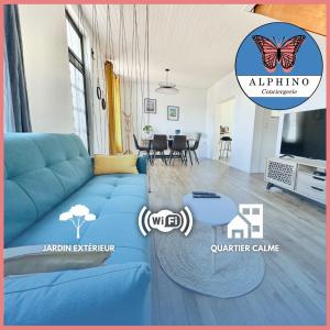 ein Wohnzimmer mit einem blauen Sofa und einem Tisch in der Unterkunft La Fraternelle, maison calme et zen avec jardin in Limoges