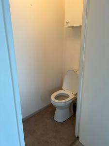 La salle de bains est pourvue de toilettes avec un couvercle. dans l'établissement Appartement spacieux , proche JO Paris, à Saint-Maurice
