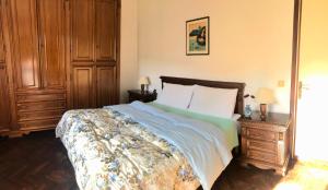 una camera con un grande letto e due comodini di La casa di Angela a Lucca