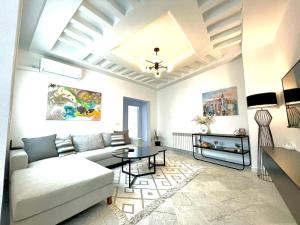 Cosy S3 Apartment in Sidi Bou Said Village في سيدي بو سعيد: غرفة معيشة مع أريكة وطاولة