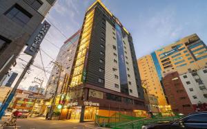um edifício alto no meio de uma cidade em Seomyeon IB Hotel em Busan