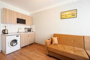 - un salon avec un canapé et un lave-linge dans l'établissement Authentic Apartments OldCity, à Istanbul