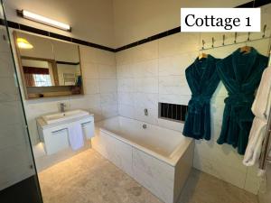 ein Badezimmer mit Badewanne und Waschbecken in der Unterkunft Olinda Country Cottages in Olinda + 27 Fotos