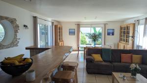 una sala de estar con un sofá y una mesa en Villa Naturéa, en Messanges 22 fotos más