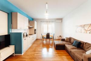 una sala de estar con un sofá y una mesa en Casa in centro, en Civitavecchia
