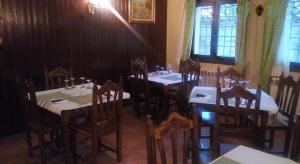 LA POSADA DEL HORNO في Valdecuenca: غرفة طعام مع طاولات وكراسي في غرفة