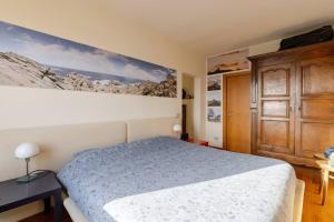 a bedroom with a bed and a painting on the wall at Palladio 20 Loft and Terrace in Verona