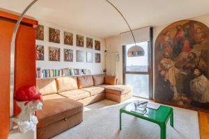 un soggiorno con divano e un grande dipinto di Palladio 20 Loft and Terrace a Verona