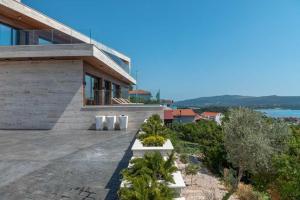 een villa met uitzicht op het water bij MonteLux Mansion in Tivat