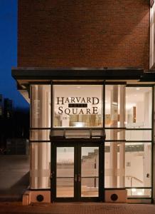 un frente de tienda con una señal para una plaza Harvard en Harvard Square Hotel, en Cambridge