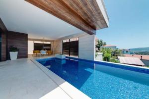 una piscina en medio de una casa en MonteLux Mansion en Tivat