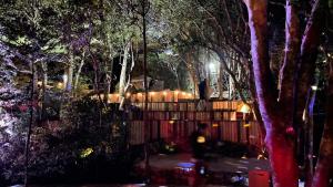 un giardino notturno con recinzione e alberi di Shimanto Yamamizuki - Vacation STAY 36954v a Shimanto