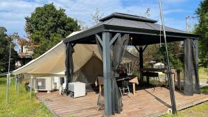 namiot z drewnianym tarasem ze stołem w obiekcie Shimanto Yamamizuki - Vacation STAY 36954v w mieście Shimanto