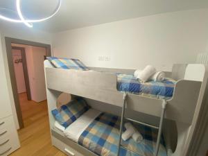 Cassina Valsassina的住宿－Jacuzzi mountain view appartment，一间卧室配有两张双层床。