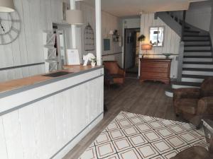 een keuken met een aanrecht en een trap bij Hôtel Les Thermes in Jonzac