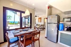 Köök või kööginurk majutusasutuses Hey Jude Bulabog Beachfront Residence +17 fotot