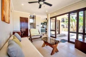uma sala de estar com um sofá e uma mesa em Hey Jude Bulabog Beachfront Residence em Boracay
