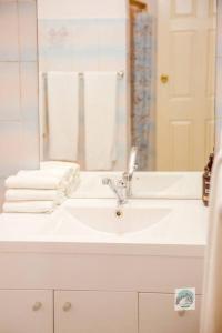 un bagno bianco con lavabo, specchio e asciugamani di Aircabin - Clayton South - Cozy - 3 Beds Duplex a Clayton North