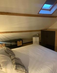 Postel nebo postele na pokoji v ubytování Froissart Loft et Studio
