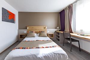 een kleine slaapkamer met een bed en een bureau bij Hôtel Princes de Catalogne in Collioure