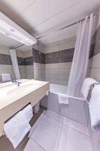 y baño con lavabo y ducha. en Hôtel Princes de Catalogne, en Collioure