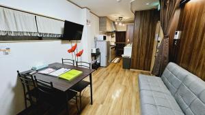 uma pequena sala de estar com uma mesa e um sofá em Kyoto - Apartment - Vacation STAY 98413v em Quioto