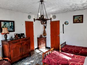 un soggiorno con un letto e un divano di Maison sur les coteaux à 25 minutes d'Agen a Port-Sainte-Marie
