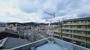 uma vista para uma cidade a partir do telhado de um edifício em Kyoto - Apartment - Vacation STAY 98413v em Quioto