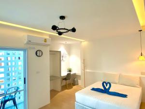 um quarto com uma cama com uma fita azul em Minimal1 MaeHaad em Ko Tao