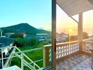 balcón con vistas a la ciudad en Minimal1 MaeHaad en Ko Tao