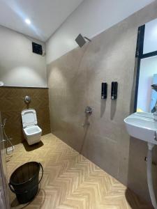 La salle de bains est pourvue d'un lavabo et de toilettes. dans l'établissement Coliwo Trois - Kharadi, à Pune