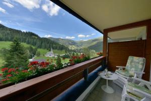 balcón con vistas a las montañas en Hotel St. Oswald, en Bad Kleinkirchheim