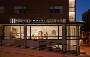 un hotel con un cartel que lee Harvard Hotel Square en Harvard Square Hotel, en Cambridge