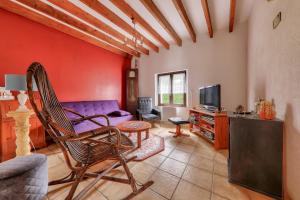 een woonkamer met een bank en een tv bij Maison avec jardin pour 6 entre golf et plage in Saint-Gildas-de-Rhuys