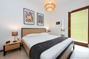 een slaapkamer met een groot bed en een raam bij Villa Rosa in Manerba del Garda +32 foto's